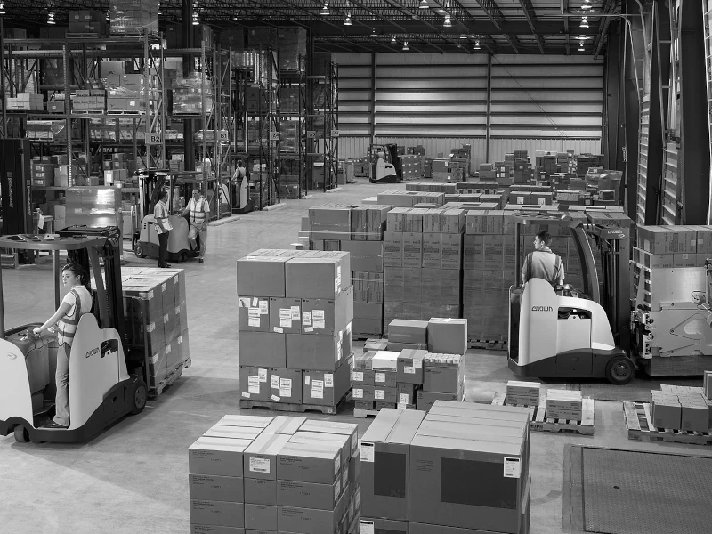 Raktár belső raktári dolgozókkal