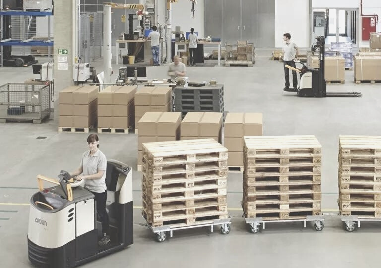 Raktári működés Crown targoncával