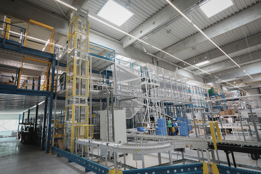 dobozos szállítópálya automatizálás QLM raktártechnológiák