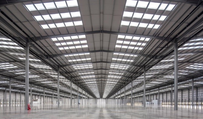 Raktár világítása természetes fénnyel